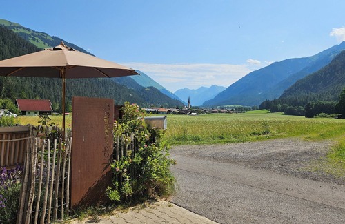 Bach Apartment | Neu! Ferienwohnung Alpenblume für 2 Personen mit Terrasse und überdachtem Balkon