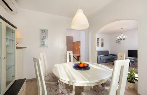 Skatari Apartment | Neu renovierte Ferienwohnung mit Klima, WLAN, Terrasse und Grill