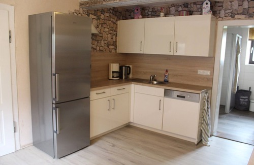 Theres Apartment | Neu renoviertes Ferienhaus mit Holzofenherd und Terrasse mit Garten
