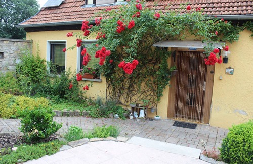 Theres Apartment | Neu renoviertes Ferienhaus mit Holzofenherd und Terrasse mit Garten