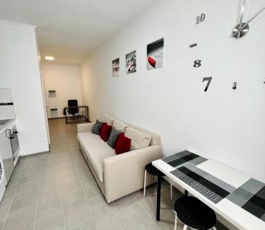 Freiberg am Neckar Apartment | Neuwertiges Apartment mit schnellem WLAN, Netflix, Glasfaser, Kostenlose Privatparkplatz auch für Transporter geeignet R20