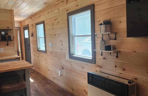 Errol Cabin | New 1 bedroom Container cabin with direct trail access (cabin 3)