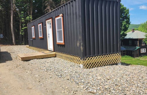 Errol Cabin | New 1 bedroom Container cabin with direct trail access (cabin 3)
