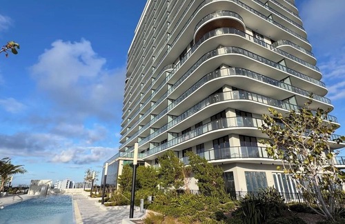 North Beach Apartment | New 1bed 1.5bath 20th floor amazing views