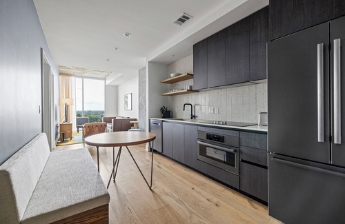 Rainey Street Historic District Condo | New 1BR Condo on Rainey St-Rooftop Pool