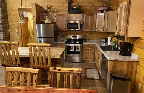 Deep Gap Cabin | New 2/2 log cabin, rushing trout stream, hot tub, fireplace, 4 acres