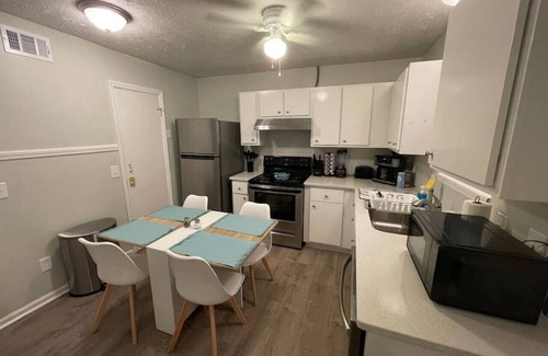 Commerce Apartment | NEW! 2 King Beds, 86" RokuTV, LED Headrests & Grill