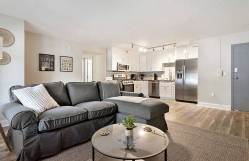 East Liberty Apartment | New 2BR East Liberty Apt | King + Queen Parking