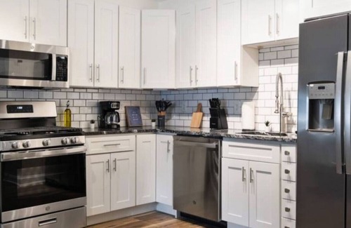 East Liberty Apartment | New 2BR East Liberty Apt | King + Queen Parking