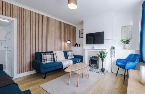 Stalybridge House | NEW! 3-Bed Home in Greater Manchester, Ideal for Long Term Stays & Large Groups, FREE Parking!