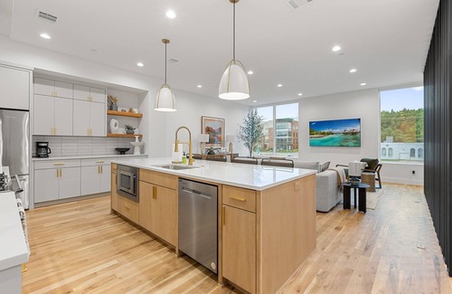 Oak Lawn House | New 3BR Luxury Townhome in Oak Lawn Dallas - The Yellow Rose