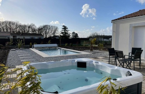 Salignac-sur-Charente House | New 4 * house with spa, heated pool, fenced garden and garage