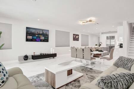 Colee Hammock House | New 4BR w Pool Walk to Las Olas 5mins to Beach