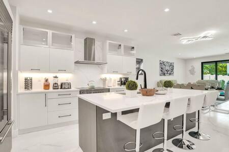Colee Hammock House | New 4BR w Pool Walk to Las Olas 5mins to Beach