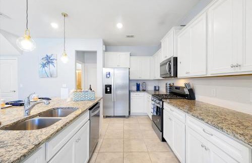 Loughman House | NEW 5 bed 4 bath, 20 Guests Resort Near Disney W PS5,BBQ, Pool