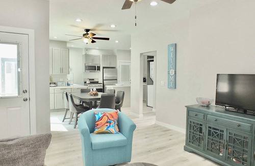 Peninsula Condo | New Beach & Bay Retreat Full of Amenities!