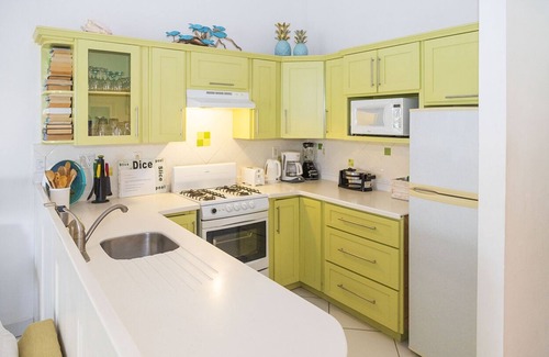 Marina Bay Apartment | *New* Beach front newly renovated condo