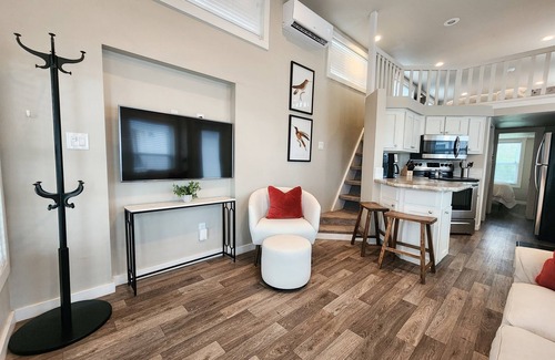 Staples Cabin | New! Beautiful, Modern Cabin by San Marcos River!