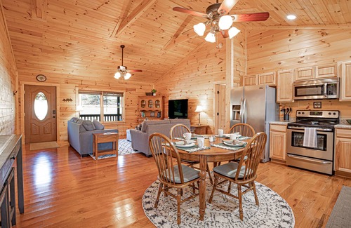 Vein Mountain Cabin | NEW BEAUTIFUL PRIVATE CABIN - 17 miles from Lake Lure & 19 miles from TIEC