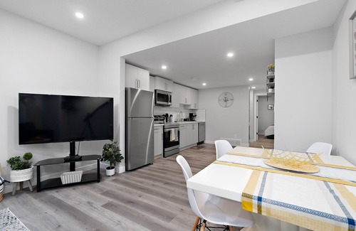 Northwest Edmonton Apartment | NEW BUILD Centrally Located Modern Suite - Wifi & Optik TV