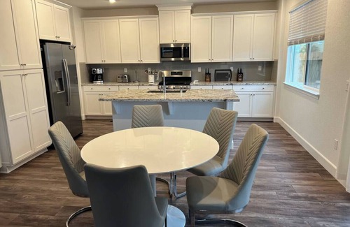 Roseville House | New Built*pet*corp/insurance Housing*24/7 access