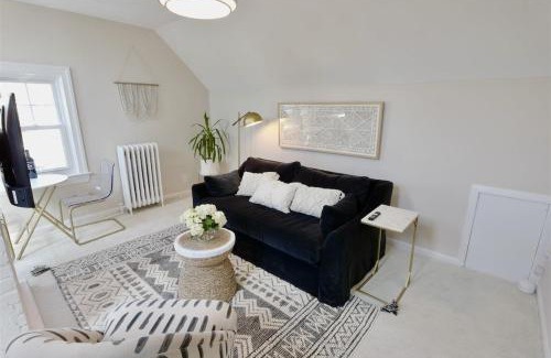 16th Street Heights House | NEW Cabin in the Clouds Easy Downtown Access w Parking