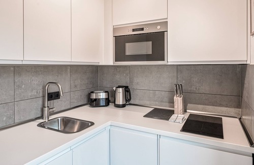 Friedrichstadt Apartment | NEW/Central/WIFI/Parking/Kitchen/Netflix/Smart TV