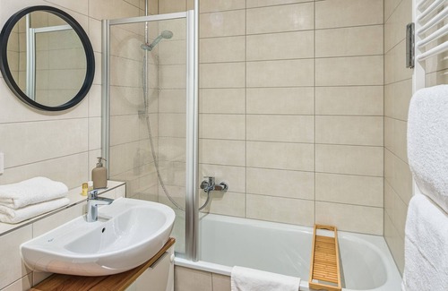Friedrichstadt Apartment | NEW/Central/WIFI/Parking/Kitchen/Netflix/Smart TV