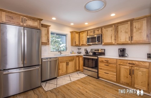 Big Horn Condo | New Charming Big Horn Ski-In/Out Home! Cozy Fireplace, Walk to Resort!