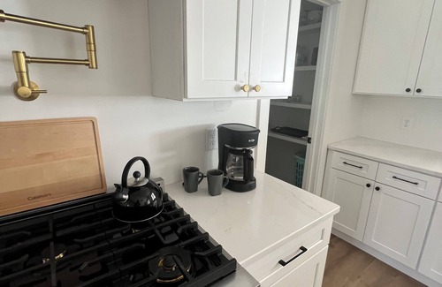 Kendall House | New Construction 4-bedroom Modern Farmhouse house in charming Kalamazoo w/WiFi