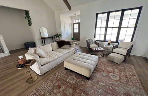 Kendall House | New Construction 4-bedroom Modern Farmhouse house in charming Kalamazoo w/WiFi