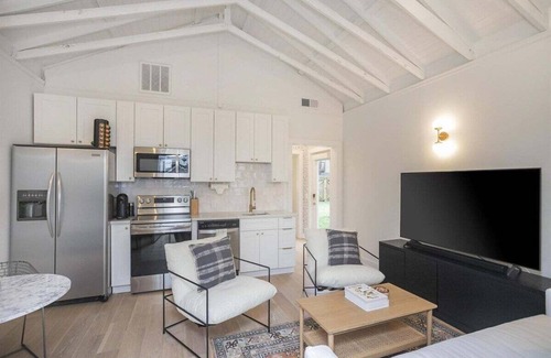 Eastwood Apartment | New Construction - Sleeps 4 - Close to Broadway!