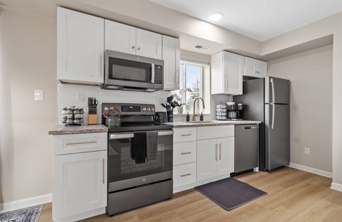 Roseville Apartment | NEW! Cozy 1BR Flat w/King Bed & Workspace
