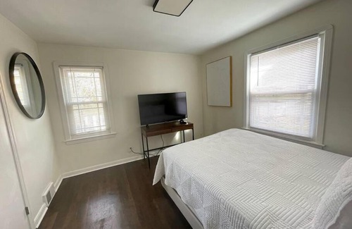 Berea House | New! Cozy 4-bedroom w/free parking. Dogs welcome!