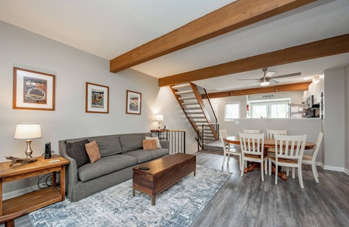 McHenry House | New! Cozy Dog Friendly Wisp Townhome w/Hot Tub