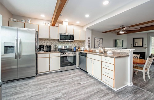 McHenry House | New! Cozy Dog Friendly Wisp Townhome w/Hot Tub