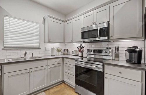 Lindale Apartment | New Cozy, Hidden 2BR/1BA Nest in Lindale, Texas