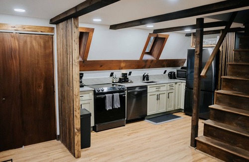 Tamworth Cabin | NEW! Cozy & Modern A-Frame in the woods w/HOT TUB