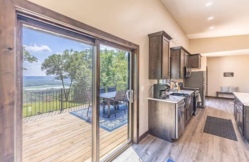 De Soto House | NEW!/Diamond in the Bluff/HOT TUB/Sleeps 6