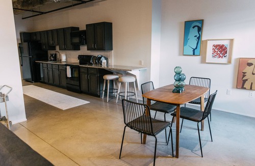 Downtown Memphis Apartment | NEW Downtown Memphis Apartment - Walk to Orpheum, Fedex Forum, Beale, and more!