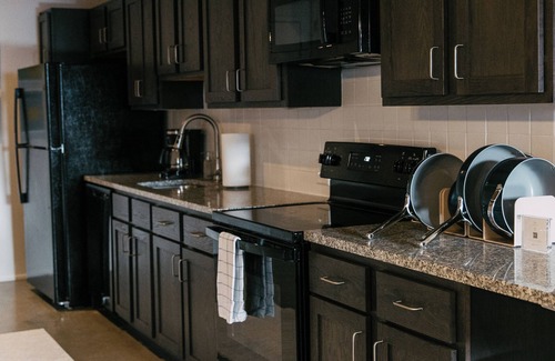 Downtown Memphis Apartment | NEW Downtown Memphis Apartment - Walk to Orpheum, Fedex Forum, Beale, and more!