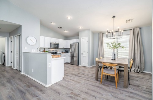 Villages At Queen Creek House | New Family Relaxation Golf, Pool, Yard Games ~15min to bell bank park and mesa ✈