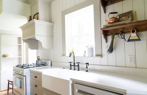 Mendon House | *NEW FINNISH SAUNA! Cheerful, Cozy Farmhouse Cottage and Apple Orchard