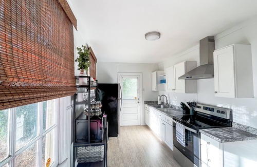 Beaufort House | New - Flirty Flamingo Bungalow - close to downtown
