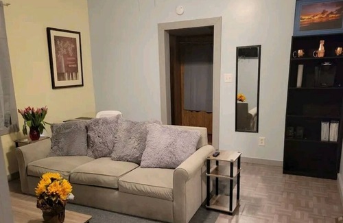 Granite City House | New Furnace! Cozy Cheerful home, updated