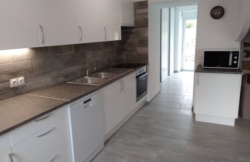 Plomodiern House | New gîte for 6 people 110 m² in a quiet location 5.2 km from the beach
