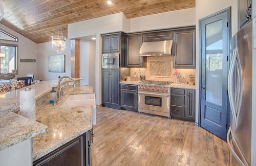 Torreon House | New! High End Cabin - Stellar reviews! Pet friendly- Oversized private deck.