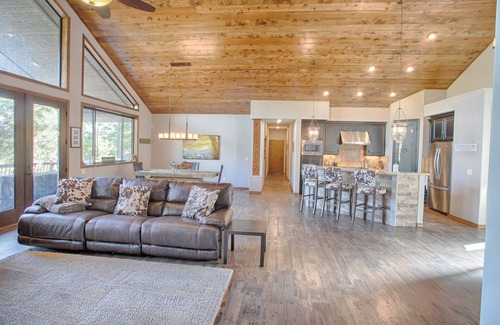 Torreon House | New! High End Cabin - Stellar reviews! Pet friendly- Oversized private deck.