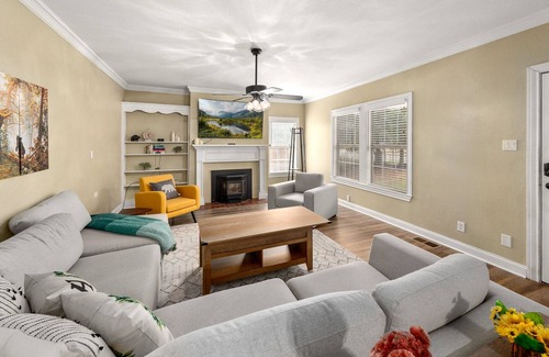 Waco House | NEW! Historic 5 BR/4BA/Garagex2 "Waco Bear Den" Downtown w/ Hot Tub