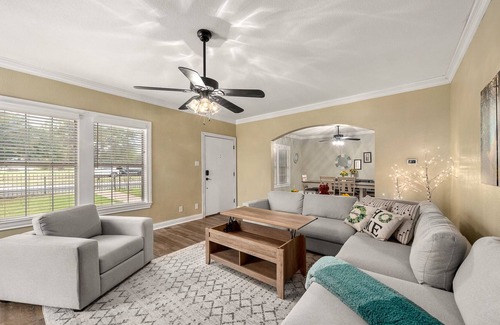 Waco House | NEW! Historic 5 BR/4BA/Garagex2 "Waco Bear Den" Downtown w/ Hot Tub